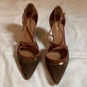 Ladies Tahari, stunning suede dress pumps